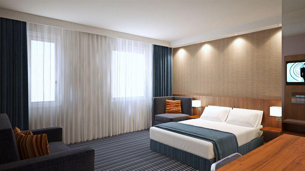 Hotel Express Airport By Ihg 3*