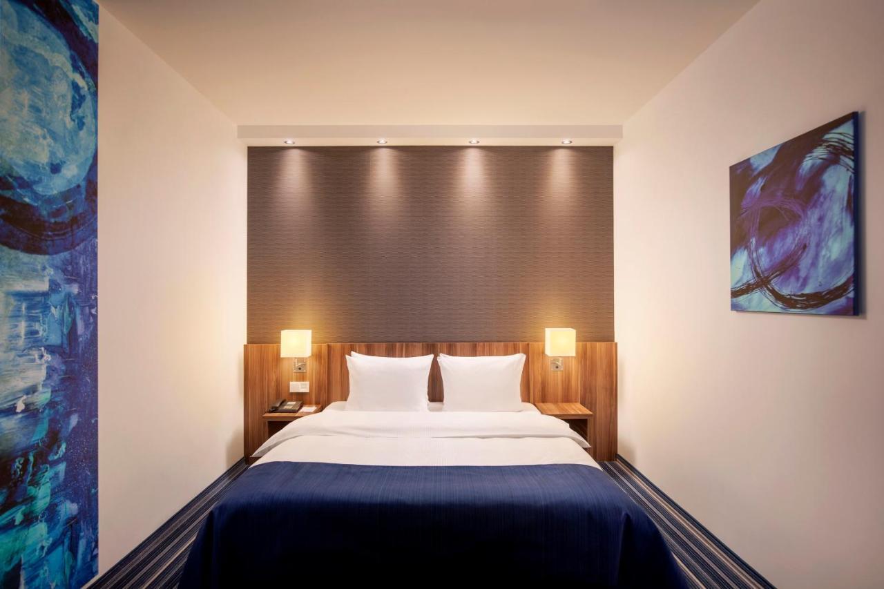 Hotel Express Airport By Ihg 3*