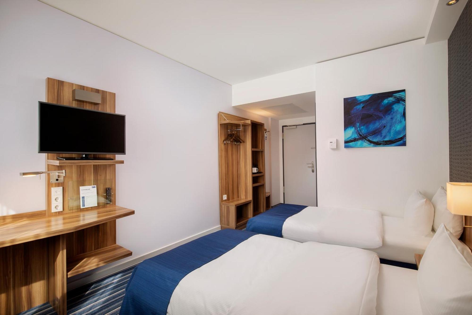 Hotel Express Airport By Ihg 3*