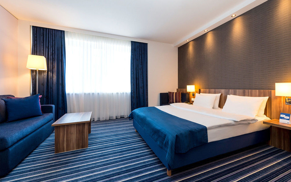 Express Airport By Ihg Hotel 3*